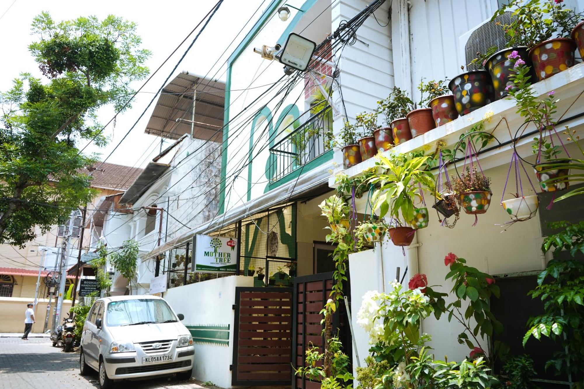 Mother Tree Inn Kochi Bagian luar foto