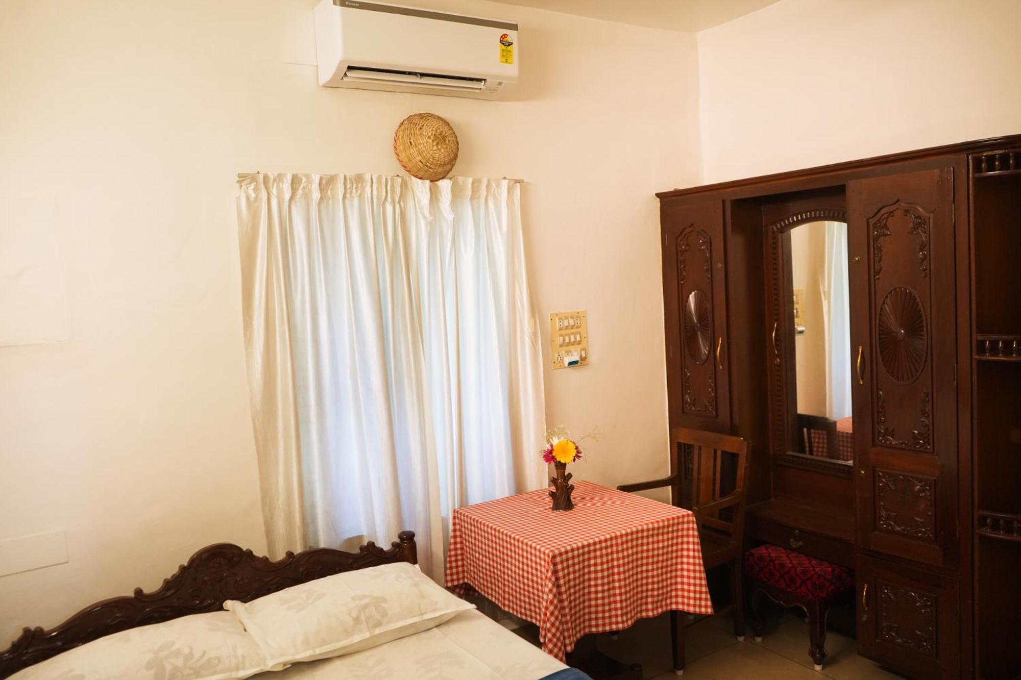 Mother Tree Inn Kochi Bagian luar foto