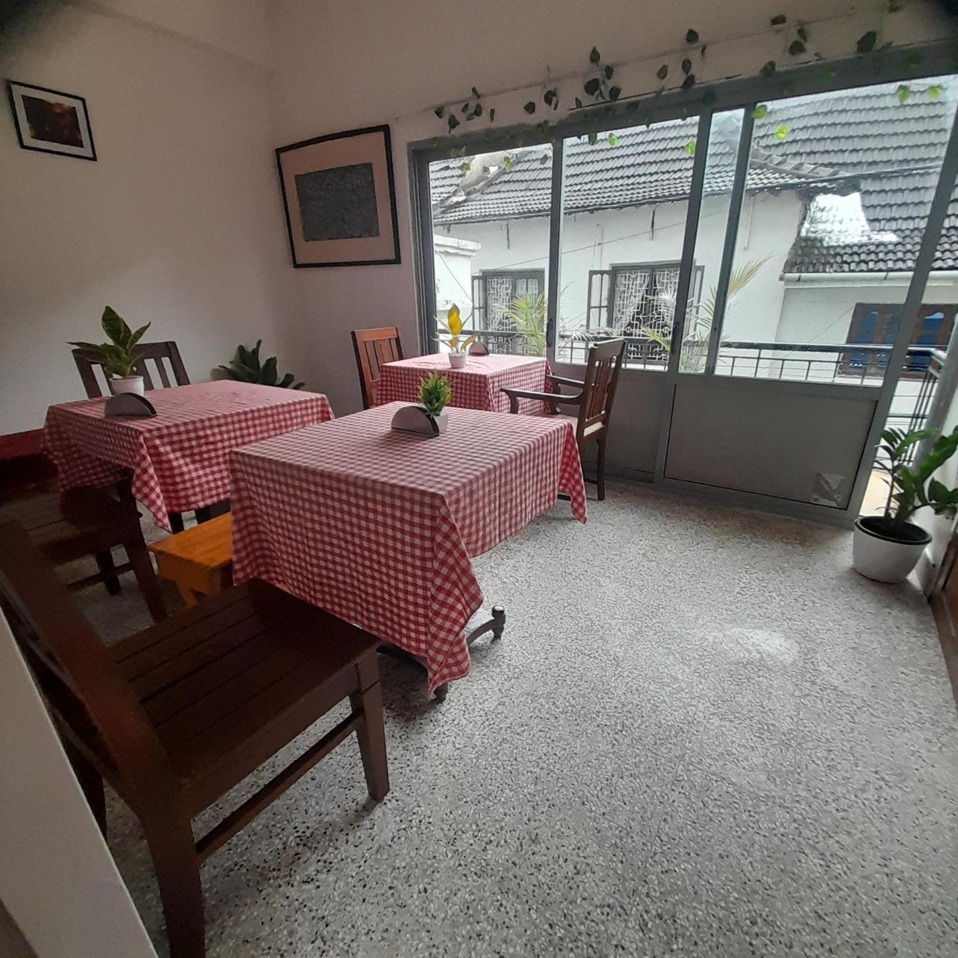 Mother Tree Inn Kochi Bagian luar foto